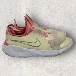 Girls Nike Flex Runner 2 size 5.5Y